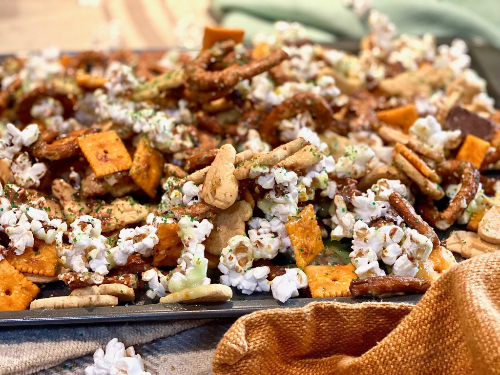 Animal Cracker & Popcorn Snack Mix For Halloween&nbsp;Parties!